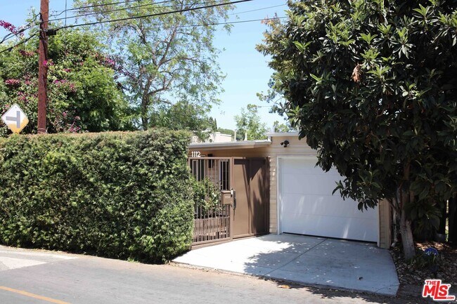 Building Photo - 1112 Montecito Dr
