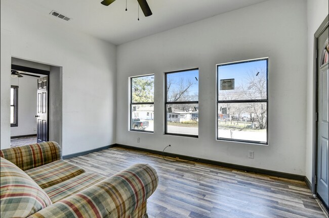 Building Photo - 1303 S Scullin Ave