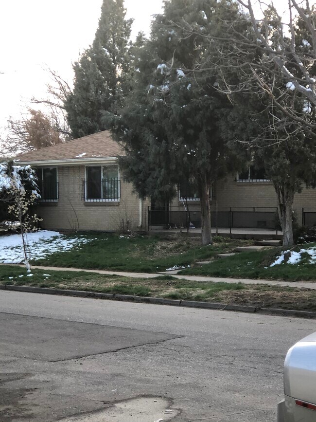 Front entrance - 2301 Osceola St Apartments