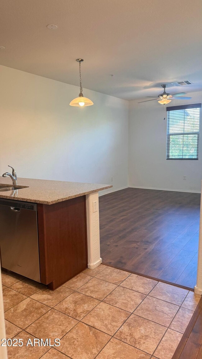 Building Photo - 2330 E Huntington Dr