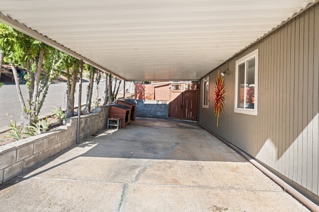 Building Photo - 805 Walker Ave