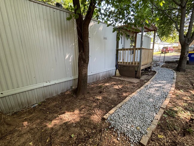 Building Photo - Great Location!! Quiet Neighborhood!!