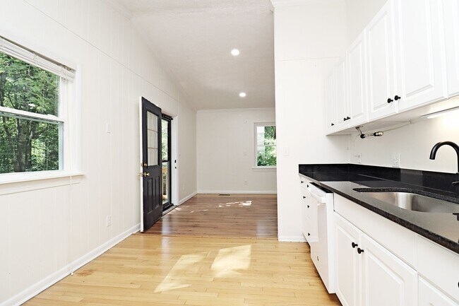 Foto del edificio - Pet-Friendly Crozet Cottage in a Private W...