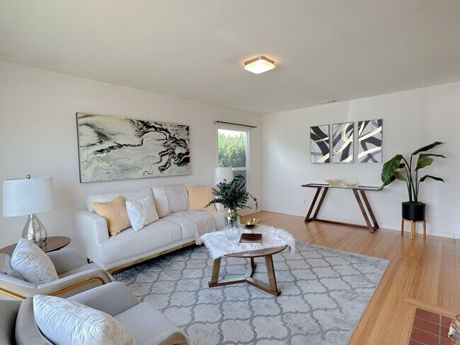 Building Photo - Spacious 3 Bedroom House with Bonus Family...