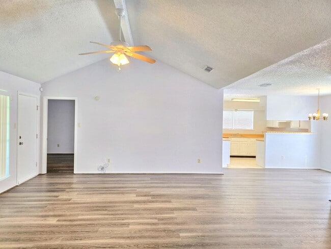 Foto del edificio - 14227 Blue Falls Dr