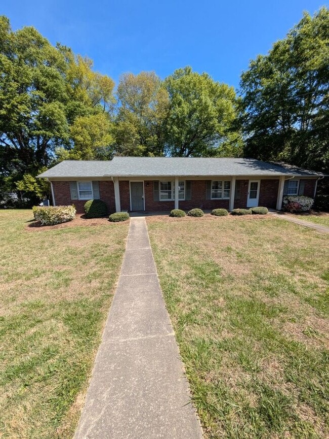 2BD/1BA Unit in Hickory - 2BD/1BA Unit in Hickory House