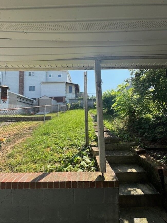 Building Photo - 4 bedroom 1.5 bath