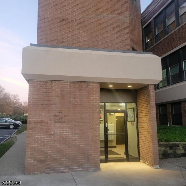 Foto del edificio - 124 E Main St