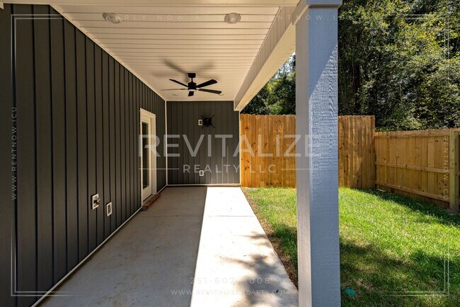 Building Photo - Luxury 3 BR / 2 BA New Build Duplex in Sar...