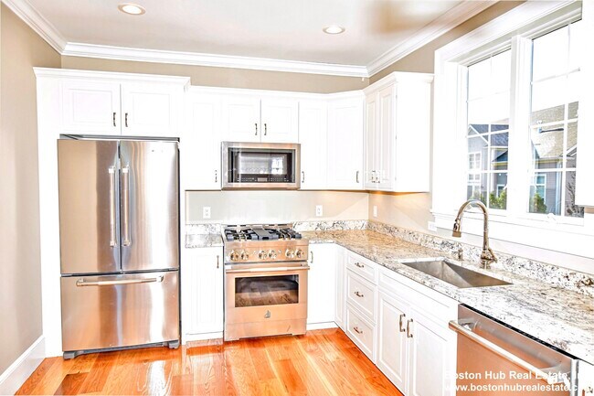 Building Photo - 527 Salem St