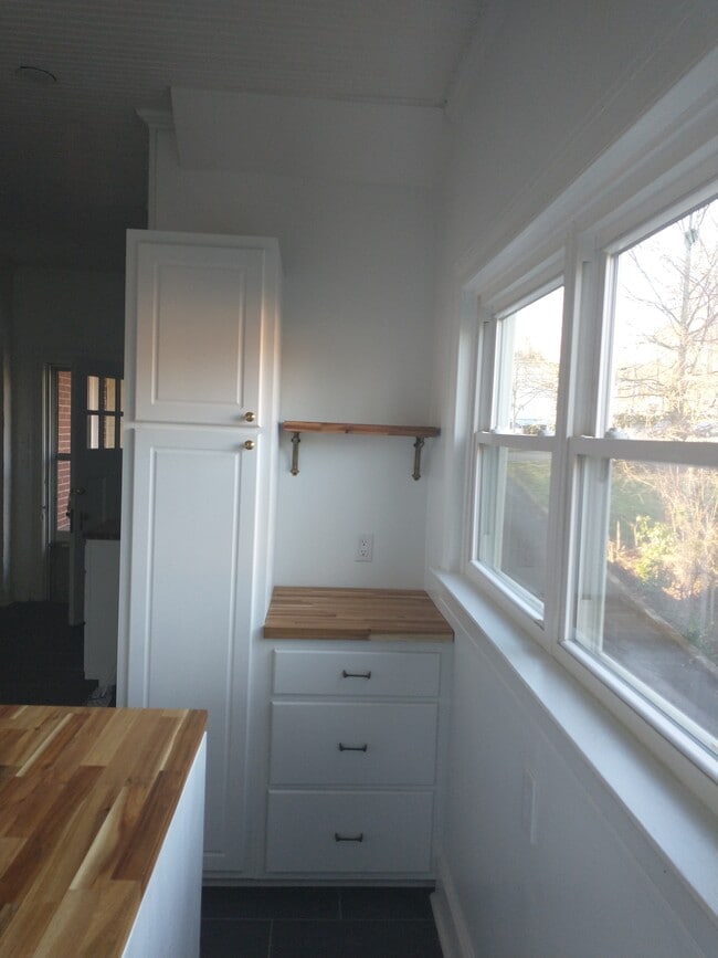 Kitchen alcove - 121 Mount Vernon Ave