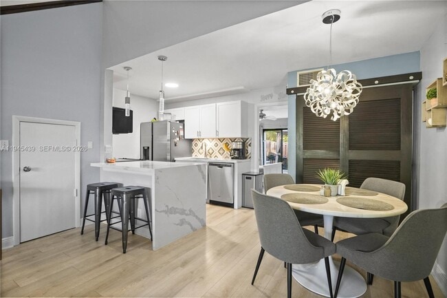 Foto del edificio - 4880 SW 64th Ave