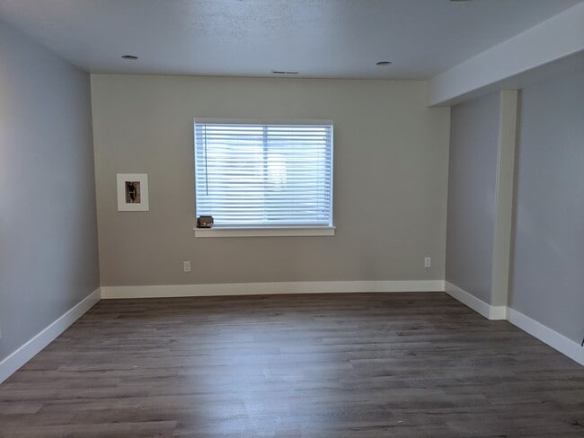 Building Photo - 540 E 200 S