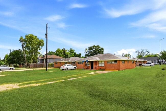 Building Photo - 3406 E Lockwood Dr