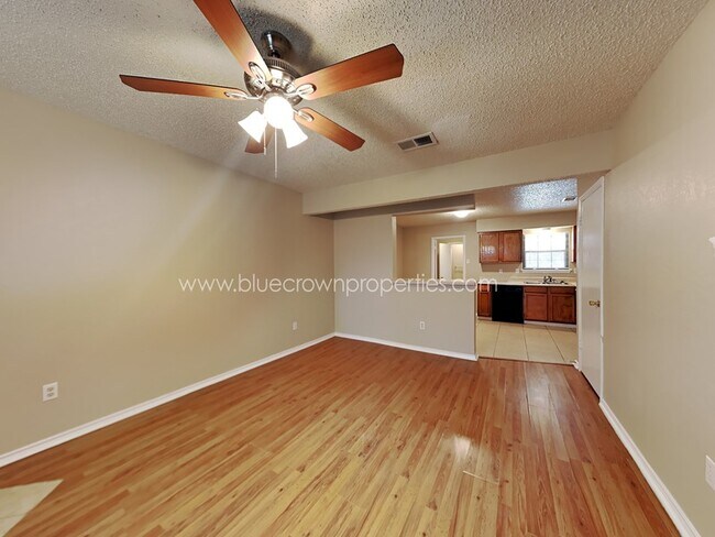 Foto del edificio - 654 S Rogers Rd