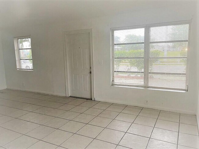Foto del edificio - 1681 W 29th St
