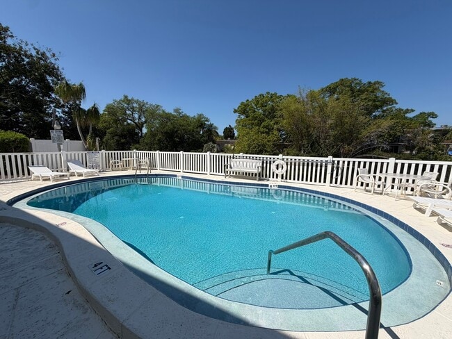 Building Photo - 1 Bed/1 Bath - Unit C1