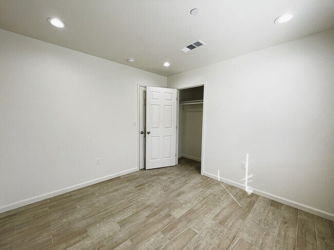 Building Photo - 404 Covey Ave