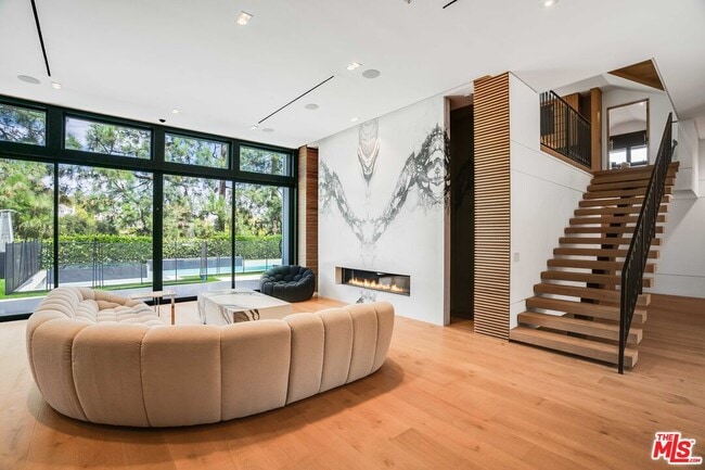 Foto del edificio - 16015 Valley Wood Rd