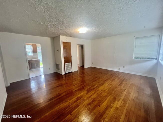 Building Photo - 3340 Sunnybrook Ave N