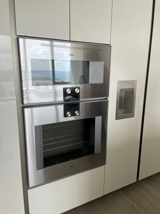 Foto del edificio - St. Regis Luxury 1bed and 1.5 bath Apartment Available