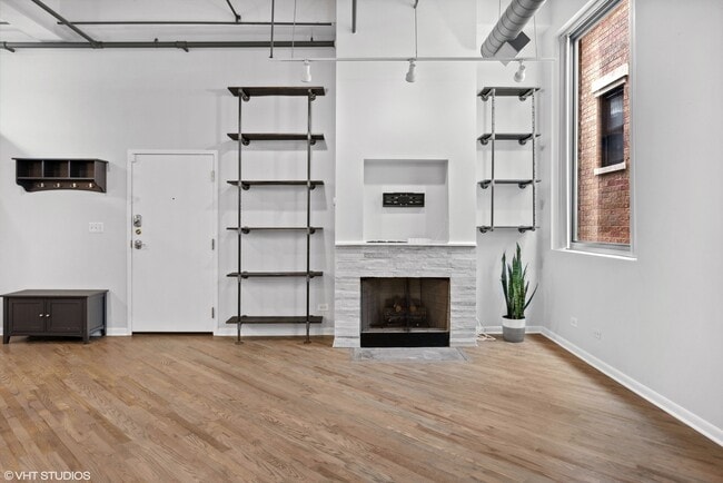 Building Photo - 2222 W Diversey Ave