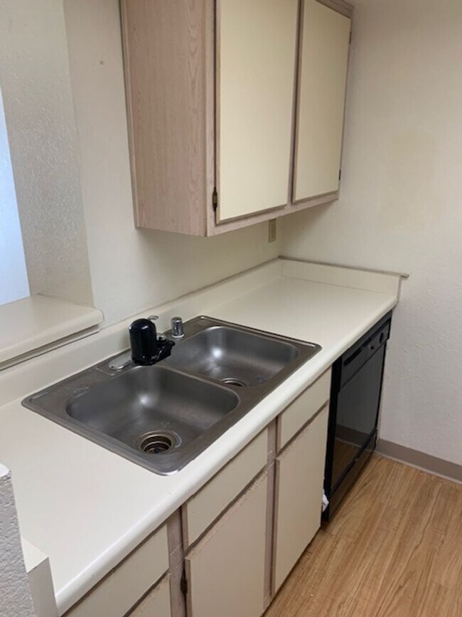 Foto del edificio - 2nd Floor Condo in Gated Community