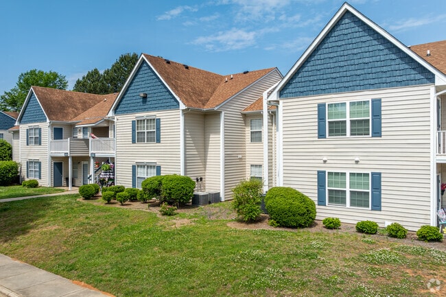 Building Photo - Pines at Carolina Place