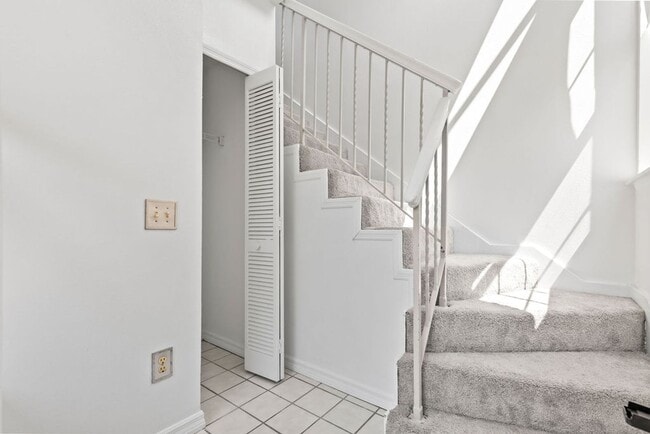 Building Photo - Super Cute Townhome in Gated Community wit...