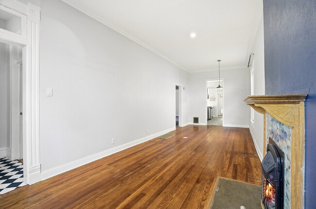 Foto del edificio - $2,640.95, 2-bed, 1-bath Victorian in the heart of Curtis Park with a detached garage.