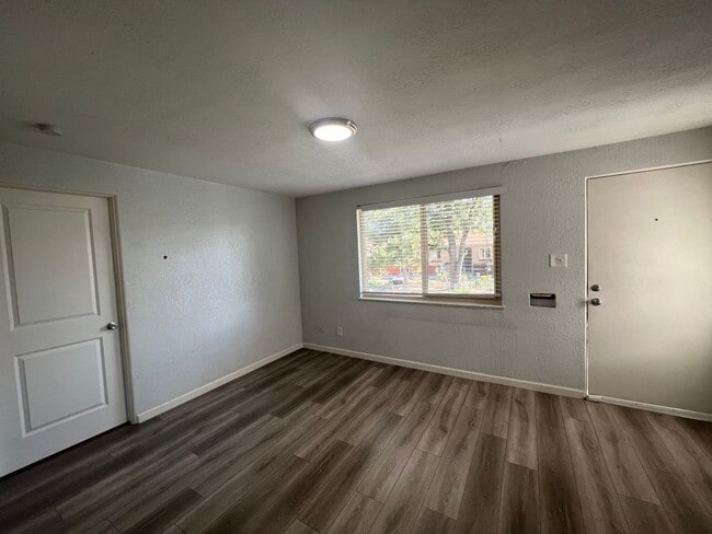 Foto del edificio - Beautifully Renovated 2 bedroom in Aurora! Right on the park and close to Stanley Marketplace!