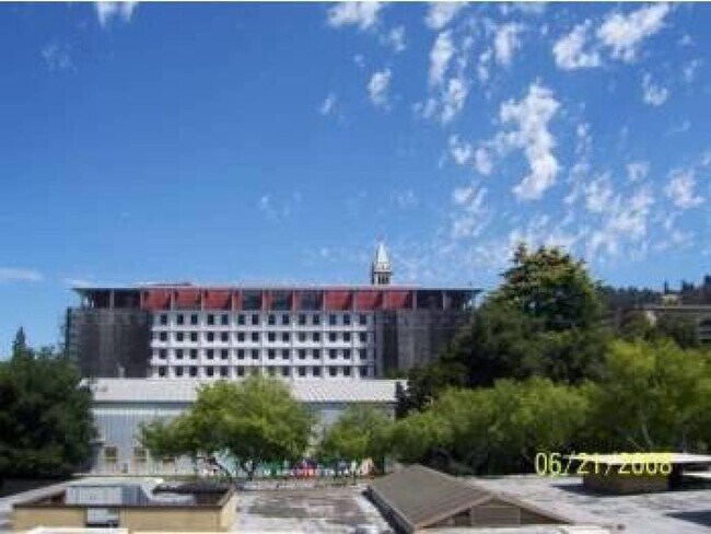 Building Photo - 560ft2 - Prime location! One block to UCB