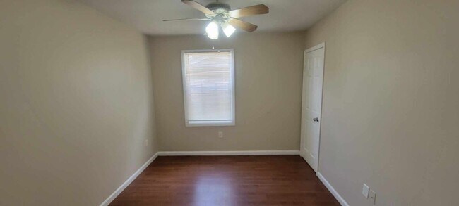 Building Photo - Well Kept 5 bedroom Single Family Home