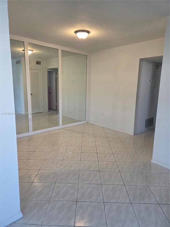 Foto del edificio - 101 NW 204th St
