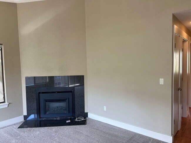 Building Photo - Beautiful Kingston Condo - walking distanc...