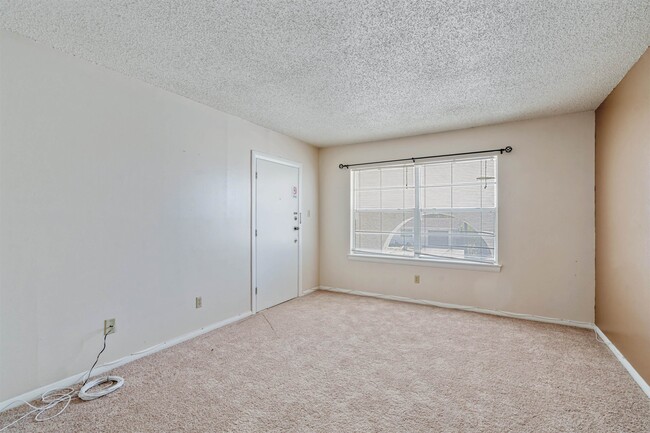 Building Photo - 221 Mary Lou Dr