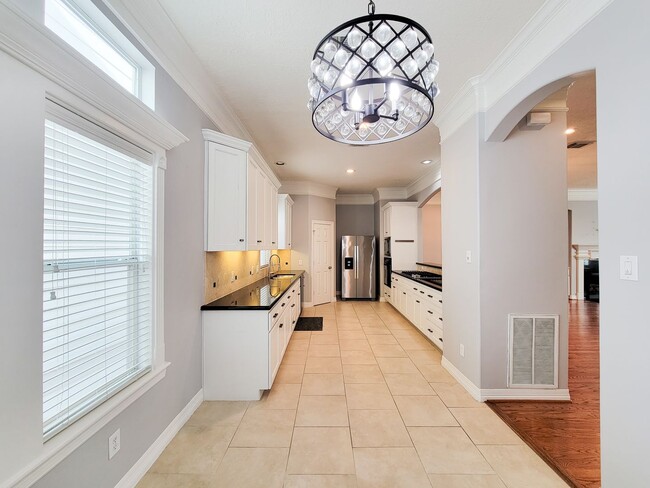 Building Photo - Charming Three Bedroom in Houston!