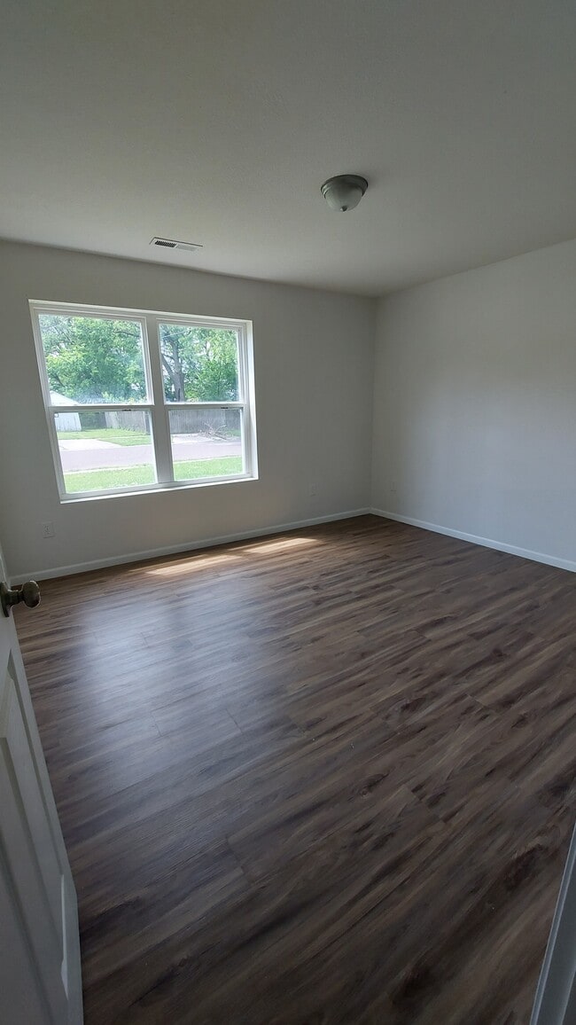 Building Photo - 1010 S Singleton