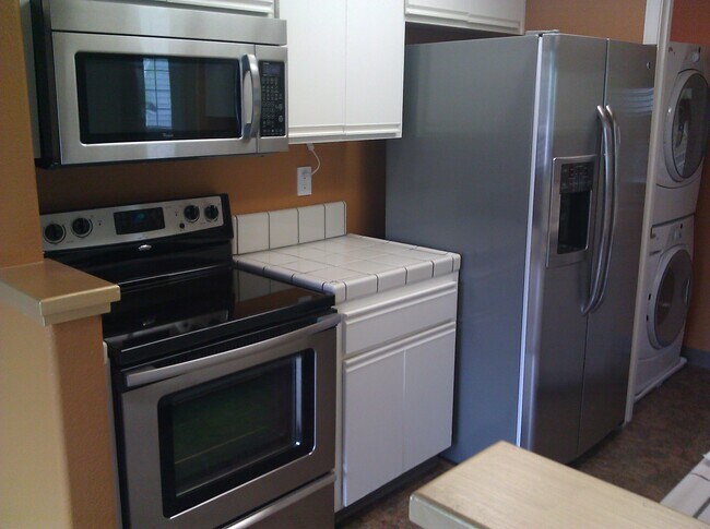 Kitchen with all stainless steel appliances - 994 Lake Isabella Way