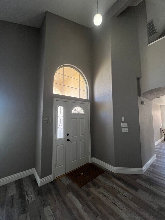 Building Photo - 5 Bedroom 3 Bath!