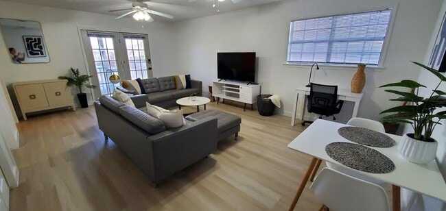 Foto del edificio - 117 W Davis St