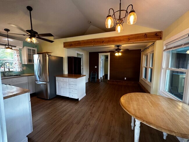Open floor plan - 319 E Crystal Dr
