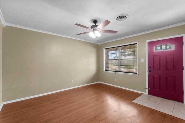 Building Photo - 807 Temple Dr