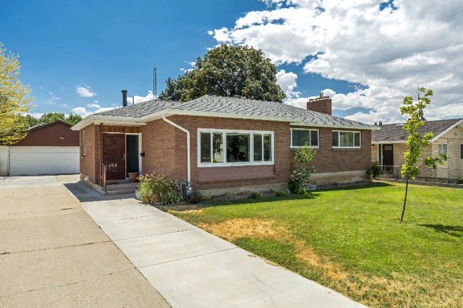 Building Photo - 2670 E Lambourne Ave