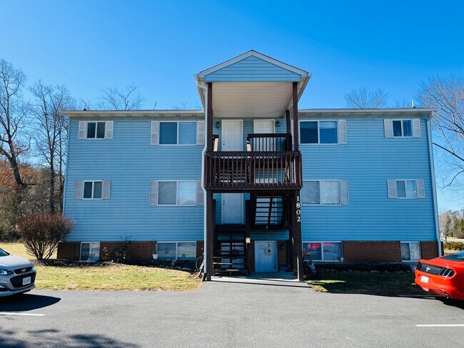 Building Photo - 3 Bedroom, 2 Bath Apartment