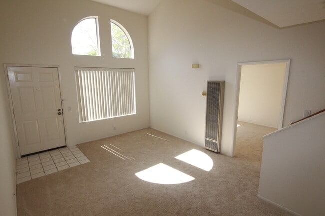 Building Photo - 1-bedroom condo with loft, top floor unit in La Jolla Colony/UTC