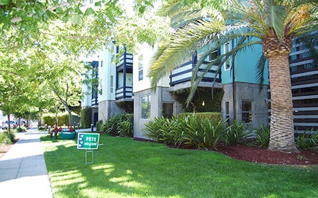 Building Photo - 790 Lenzen Ave