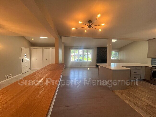 Foto del edificio - 4890 E Kansas Dr