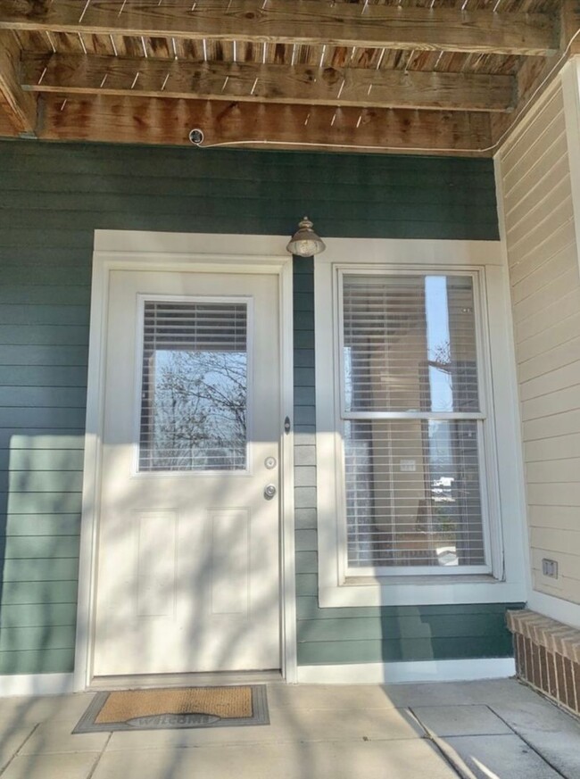 Foto del edificio - 2 BEDROOM 2.5 BATH TOWNHOME WITH DOWNTOWN ...