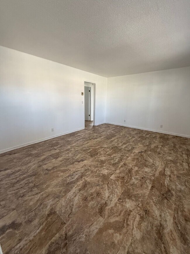 Foto del edificio - 104-104 N Birchwood Dr